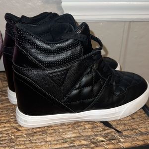Stylish hightop sneaker, with GUESS logo detailing